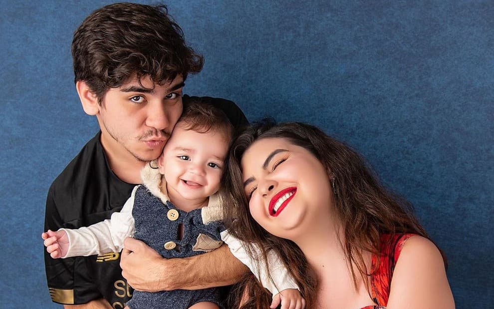Atores da Globo com o filho do casal - Reprodução Atores da Globo com o filho do casal - Reprodução