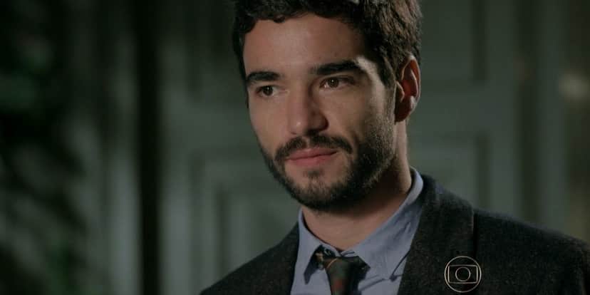 José Pedro de terno preto e camisa azul em Império José Pedro de terno preto e camisa azul em Império