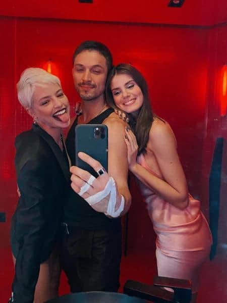 Agatha Moreira, Romulo Estrela e Camila Queiroz nos bastidores de "Verdades Secretas 2", de Walcyr Carrasco (Foto: Reprodução/Instagram) Agatha Moreira, Romulo Estrela e Camila Queiroz nos bastidores de "Verdades Secretas 2", de Walcyr Carrasco (Foto: Reprodução/Instagram)