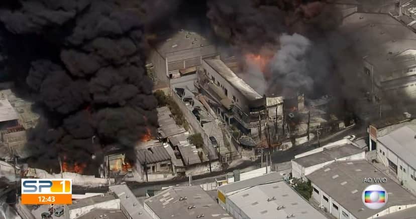 Incêndio tomou galpões na Grande São Paulo (Foto: Reprodução/TV Globo) Incêndio tomou galpões na Grande São Paulo (Foto: Reprodução/TV Globo)