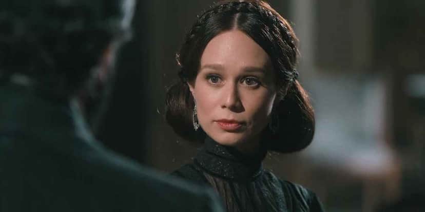 Luisa em cena da novela Nos Tempos do Imperador usando vestido preto e cabelo preto amarrado Luisa em cena da novela Nos Tempos do Imperador usando vestido preto e cabelo preto amarrado