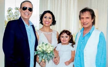 Roberto Carlos com o filho, Dudu Braga, a nora, Valeska, e a netinha, Laura (Foto: Martin Gurfein/ Revista Caras) Roberto Carlos com o filho, Dudu Braga, a nora, Valeska, e a netinha, Laura (Foto: Martin Gurfein/ Revista Caras)