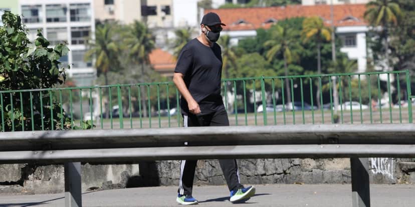 William Bonner é flagrado caminhando na na Lagoa Rodrigo de Freitas (Foto: AGEWS / AgNews) William Bonner é flagrado caminhando na na Lagoa Rodrigo de Freitas (Foto: AGEWS / AgNews)