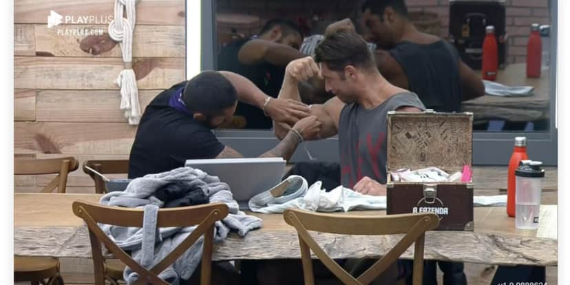 Bil e Victor na Fazenda 13 em momento íntimo (Reprodução) Bil e Victor na Fazenda 13 em momento íntimo (Reprodução)