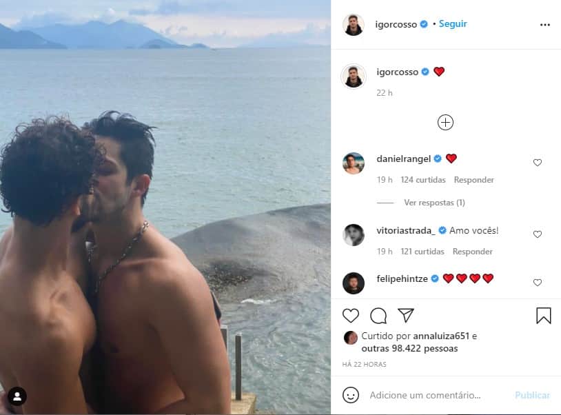 Igor Cosso, ator da Globo, perde seguidores por foto beijando namorado (Foto: Reprodução) Igor Cosso, ator da Globo, perde seguidores por foto beijando namorado (Foto: Reprodução)