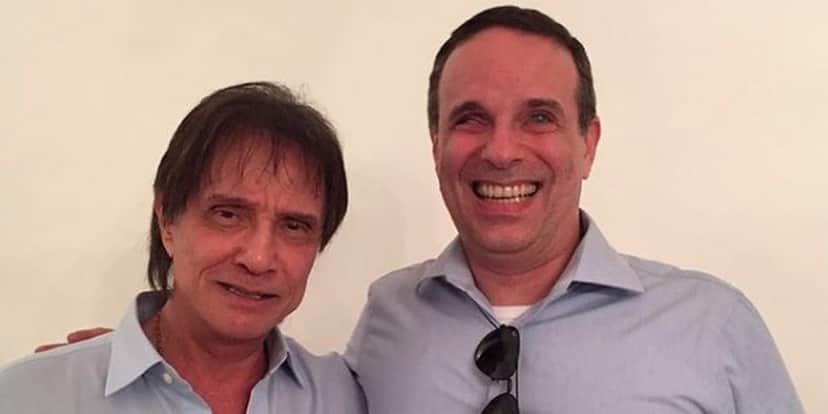 “Cuida de mim”, diz Roberto Carlos ao lidar com câncer terminal avassalador e morte confirmada “Cuida de mim”, diz Roberto Carlos ao lidar com câncer terminal avassalador e morte confirmada