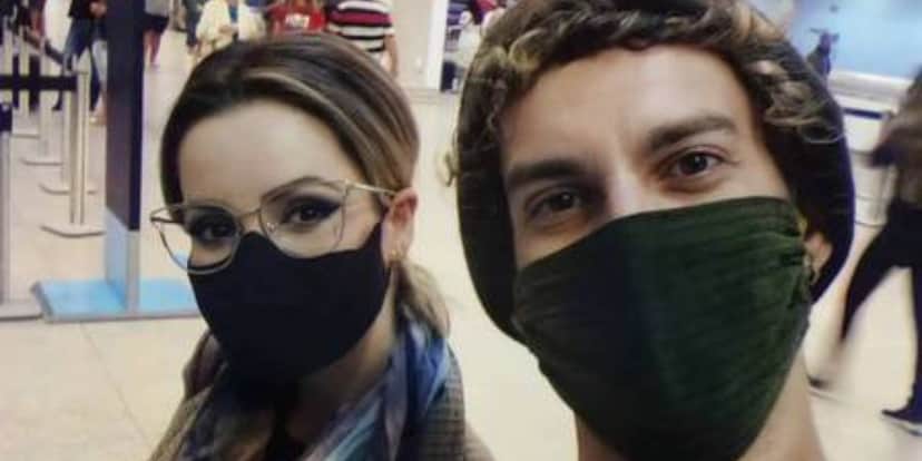 Sandy posa com fã em aeroporto no Rio de Janeiro - Foto: Reprodução Sandy posa com fã em aeroporto no Rio de Janeiro - Foto: Reprodução