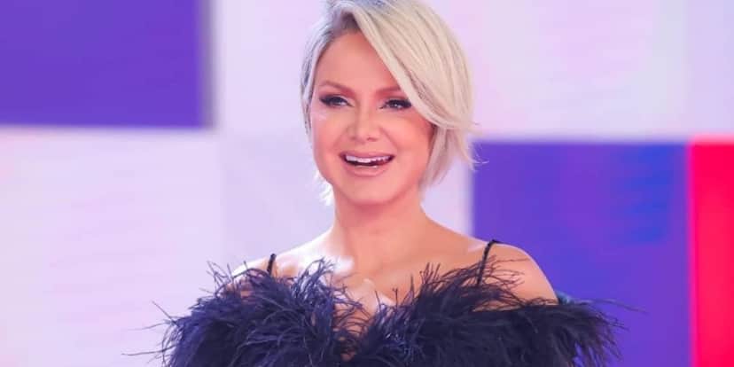 "Quis inovar", Eliana surge irreconhecível, assume outro programa e confirma sobre nova fase: "Necessário" "Quis inovar", Eliana surge irreconhecível, assume outro programa e confirma sobre nova fase: "Necessário"