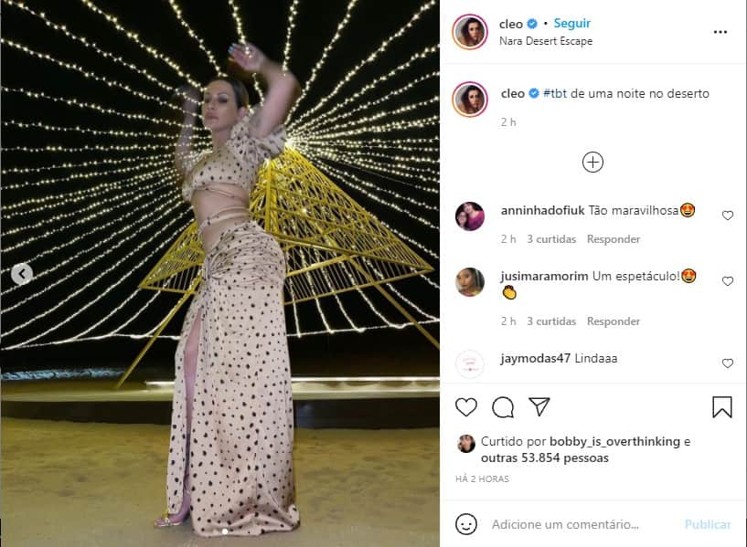 Cleo escandaliza com saia aberta e parte íntima explodindo - Foto: Reprodução Cleo escandaliza com saia aberta e parte íntima explodindo - Foto: Reprodução