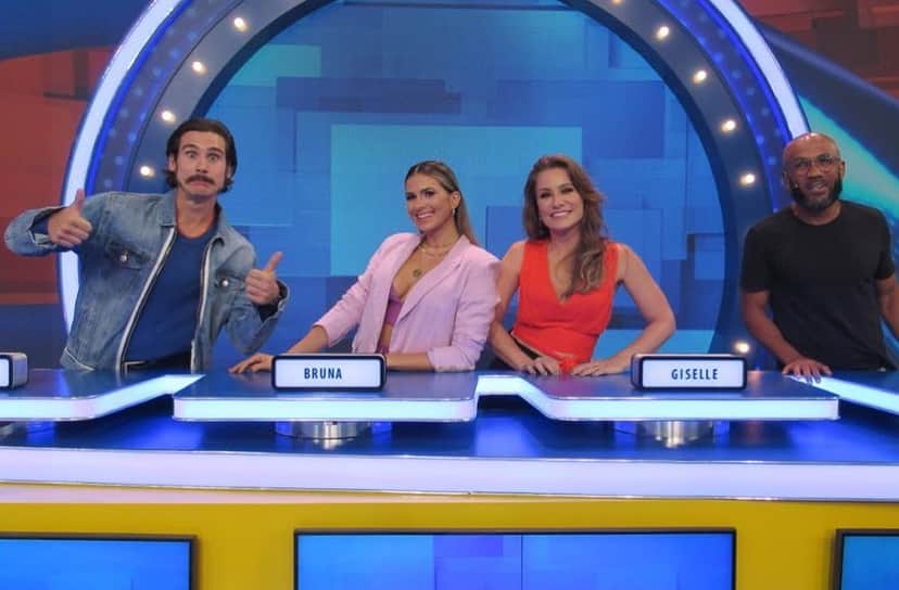 Nicolas Prattes com a família no "Caldeirão", da Globo (Foto: Reprodução/Instagram) Nicolas Prattes com a família no "Caldeirão", da Globo (Foto: Reprodução/Instagram)