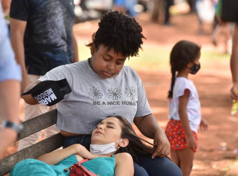 Fã desmaia em velória de Marília Mendonça (Goiânia/GO - Fotos: Cristiano Borges e Júnior Guimarães/ AgNews) Fã desmaia em velória de Marília Mendonça (Goiânia/GO - Fotos: Cristiano Borges e Júnior Guimarães/ AgNews)