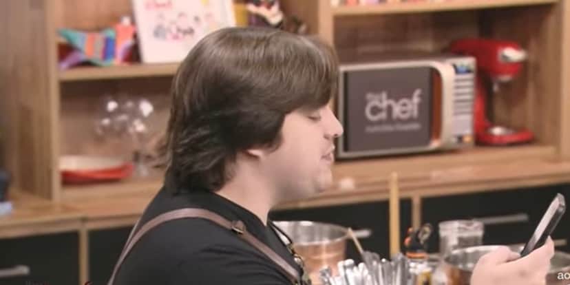 Assistente de Edu Guedes expõe doença no The Chef, dá relato devastador e choro toma conta: "Não consegue falar" Assistente de Edu Guedes expõe doença no The Chef, dá relato devastador e choro toma conta: "Não consegue falar"