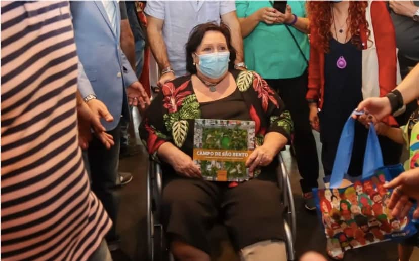 Déa Lúcia em evento em Niterói (RJ) nesta segunda (22); mãe de Paulo Gustavo sofreu acidente em casa - Foto: AgNews Déa Lúcia em evento em Niterói (RJ) nesta segunda (22); mãe de Paulo Gustavo sofreu acidente em casa - Foto: AgNews