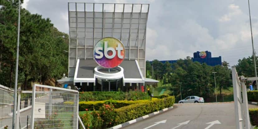 Fã de Eliana tenta invadir o SBT, é barrado em portaria e acaba ensanguentado após ser agredido por motorista Fã de Eliana tenta invadir o SBT, é barrado em portaria e acaba ensanguentado após ser agredido por motorista