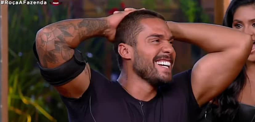 Após os parabéns de Adriane Galisteu, Bil Araújo caiu na risada na Fazenda (Reprodução: PlayPlus) Após os parabéns de Adriane Galisteu, Bil Araújo caiu na risada na Fazenda (Reprodução: PlayPlus)