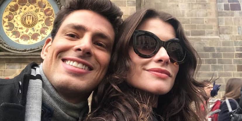 Cauã Reymond e Alinne Moraes formam casal em Um Lugar ao Sol (Foto: Reprodução) Cauã Reymond e Alinne Moraes formam casal em Um Lugar ao Sol (Foto: Reprodução)