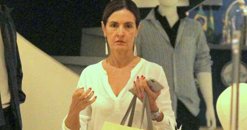 Fátima Bernardes em dia de compras no shopping (Foto: AgNews) Fátima Bernardes em dia de compras no shopping (Foto: AgNews)