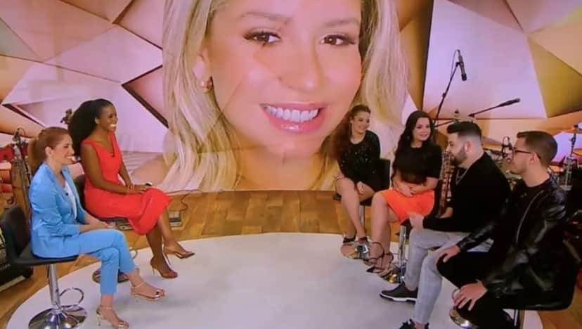 Entrevista com amigos e irmão de Marília Mendonça foi ao ar no palco do Fantástico (Foto: Reprodução/ TV Globo) Entrevista com amigos e irmão de Marília Mendonça foi ao ar no palco do Fantástico (Foto: Reprodução/ TV Globo)