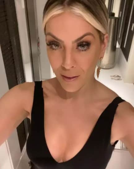 Renata Fan usa modelinho preto e rouba à cena - Reprodução Renata Fan usa modelinho preto e rouba à cena - Reprodução