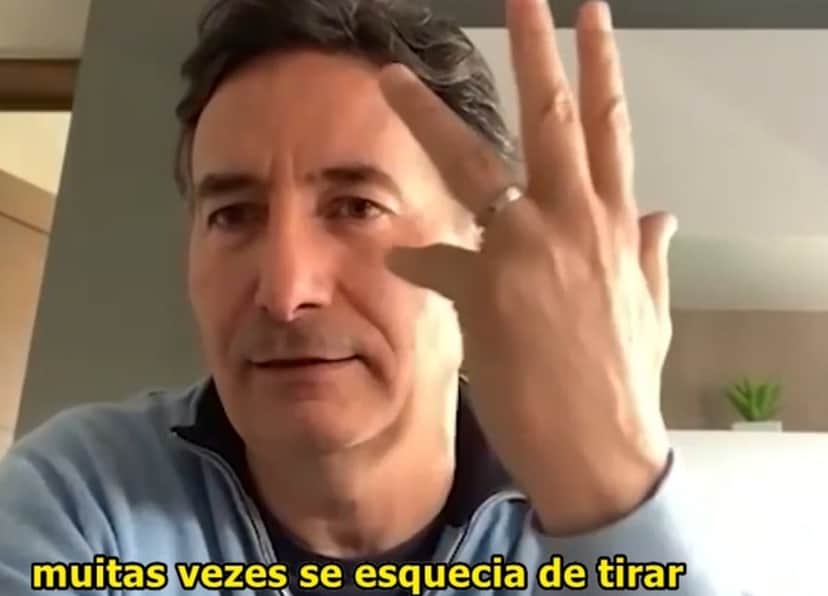 Roberto Gómez Fernández, o filho do Chaves, explicando sobre a aliança do ator Rúben Aguirre (Foto: Reprodução Instagram) Roberto Gómez Fernández, o filho do Chaves, explicando sobre a aliança do ator Rúben Aguirre (Foto: Reprodução Instagram)