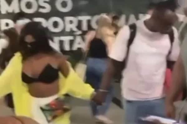Carol Peixinho ao lado de Thiaguinho em aeroporto (Foto: Reprodução) Carol Peixinho ao lado de Thiaguinho em aeroporto (Foto: Reprodução)