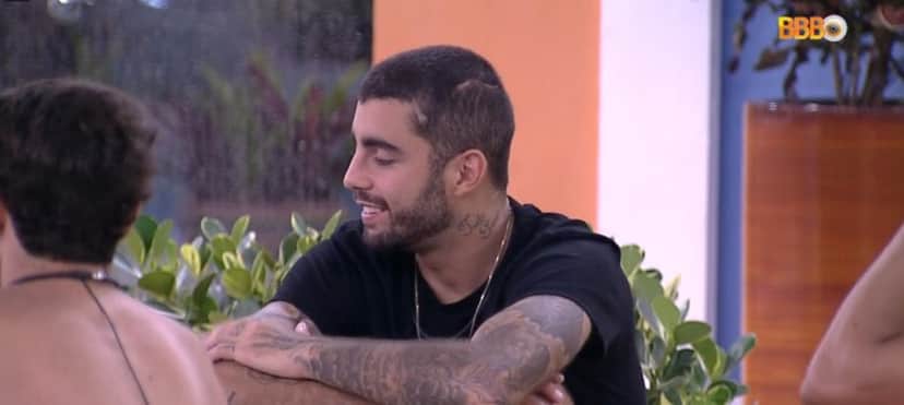 Pedro Scooby falou sobre a sua infância para os colegas de confinamento (Foto: Reprodução / Globoplay) Pedro Scooby falou sobre a sua infância para os colegas de confinamento (Foto: Reprodução / Globoplay)