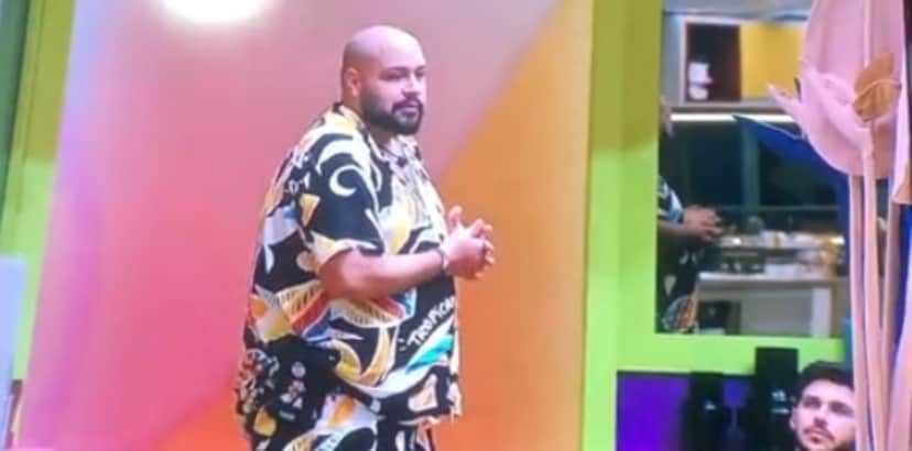 Tiago Abravanel se emocionou durante a apresentação coletiva no BBB22(Foto: Reprodução / Globoplay) Tiago Abravanel se emocionou durante a apresentação coletiva no BBB22(Foto: Reprodução / Globoplay)
