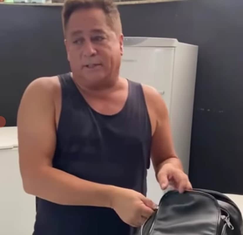 Leonardo encheu mala de cerveja para sair com amigos (Foto: reprodução) Leonardo encheu mala de cerveja para sair com amigos (Foto: reprodução)