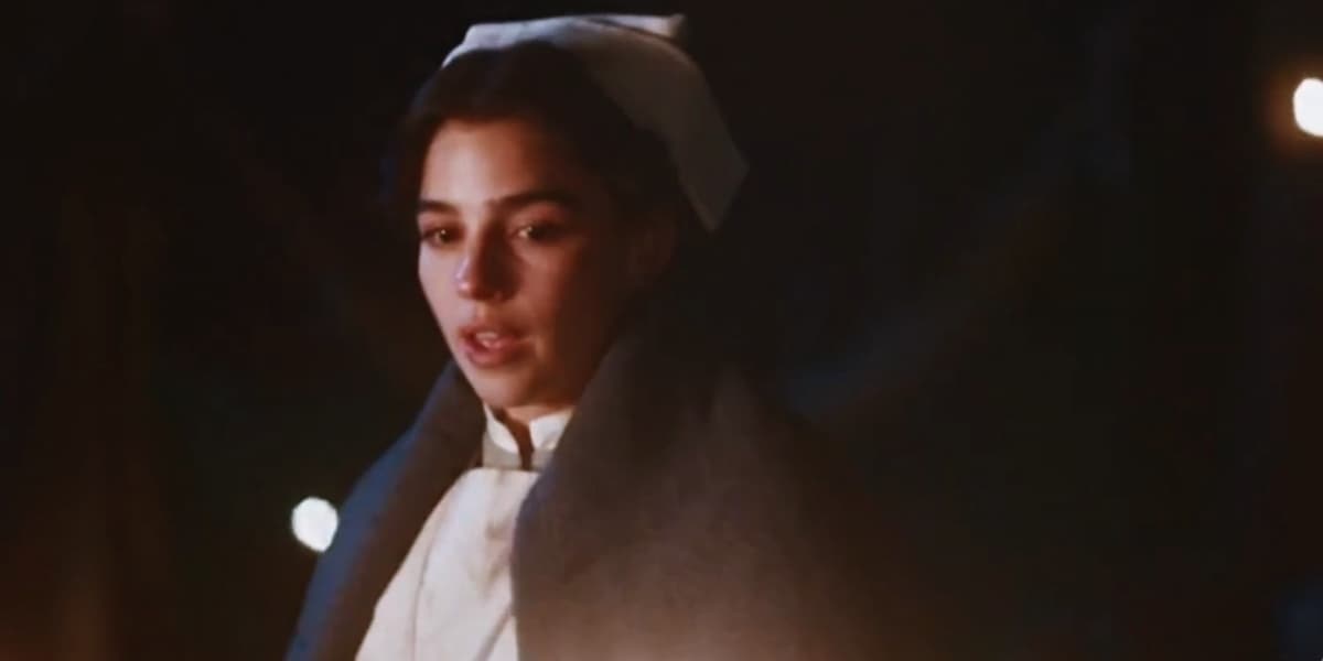 Pilar em cena da novela Nos Tempos do Imperador enrolada em lençol escuro, vestindo roupa branca à noite Pilar em cena da novela Nos Tempos do Imperador enrolada em lençol escuro, vestindo roupa branca à noite