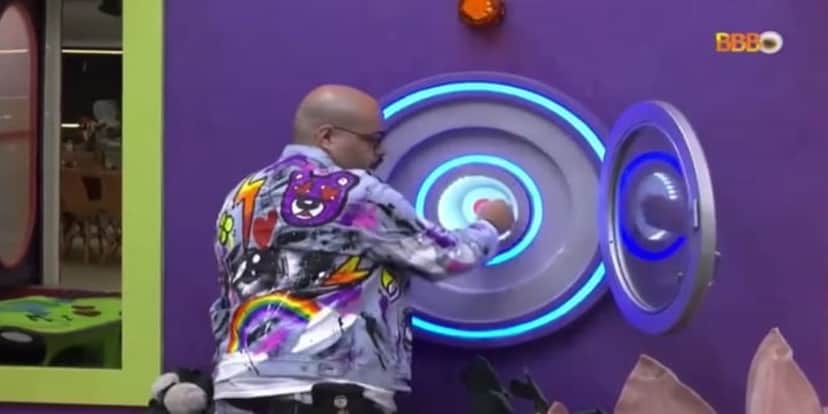 Tiago Abravanel desistiu do 'BBB22' ao apertar o botão (Foto: reprodução/ TV Globo) Tiago Abravanel desistiu do 'BBB22' ao apertar o botão (Foto: reprodução/ TV Globo)