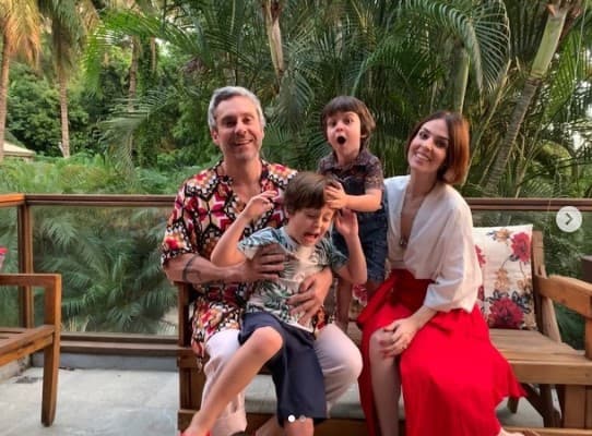 Alexandre Nero ao lado da esposa dos e filhos (Foto: Reprodução) Alexandre Nero ao lado da esposa dos e filhos (Foto: Reprodução)