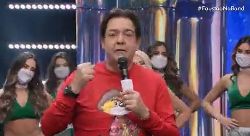 Faustão conta ao público sobre a ligação que recebeu de Tiago Leifert (Reprodução/ Band) Faustão conta ao público sobre a ligação que recebeu de Tiago Leifert (Reprodução/ Band)