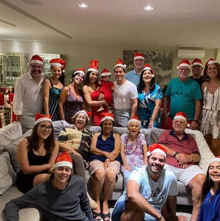 Maíra Cardi em rara foto com a família de Arthur Aguiar - Reprodução Maíra Cardi em rara foto com a família de Arthur Aguiar - Reprodução