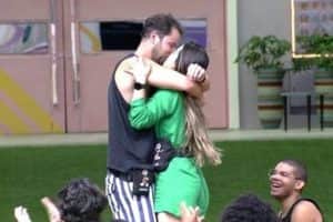 Mãe de Gustavo garante que relacionamento com Laís, não atrapalha o jogo do filho no BBB22 (Foto: Reprodução / Globoplay) Mãe de Gustavo garante que relacionamento com Laís, não atrapalha o jogo do filho no BBB22 (Foto: Reprodução / Globoplay)