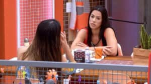 Larissa alerta sister no BBB 22: 'Tem que ter cuidado com o que conversa' (Foto: Reprodução / Globoplay) Larissa alerta sister no BBB 22: 'Tem que ter cuidado com o que conversa' (Foto: Reprodução / Globoplay)