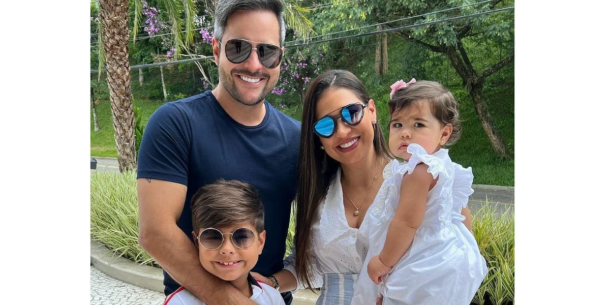 Kaká Diniz declara-se para a esposa, Simone, e família (Foto: Reprodução) Kaká Diniz declara-se para a esposa, Simone, e família (Foto: Reprodução)
