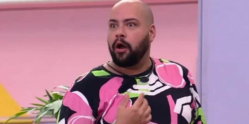 Tiago Abravanel escandaliza, assume o que gosta no sexo e expõe o que perguntou à produção: "Me masturbar" Tiago Abravanel escandaliza, assume o que gosta no sexo e expõe o que perguntou à produção: "Me masturbar"