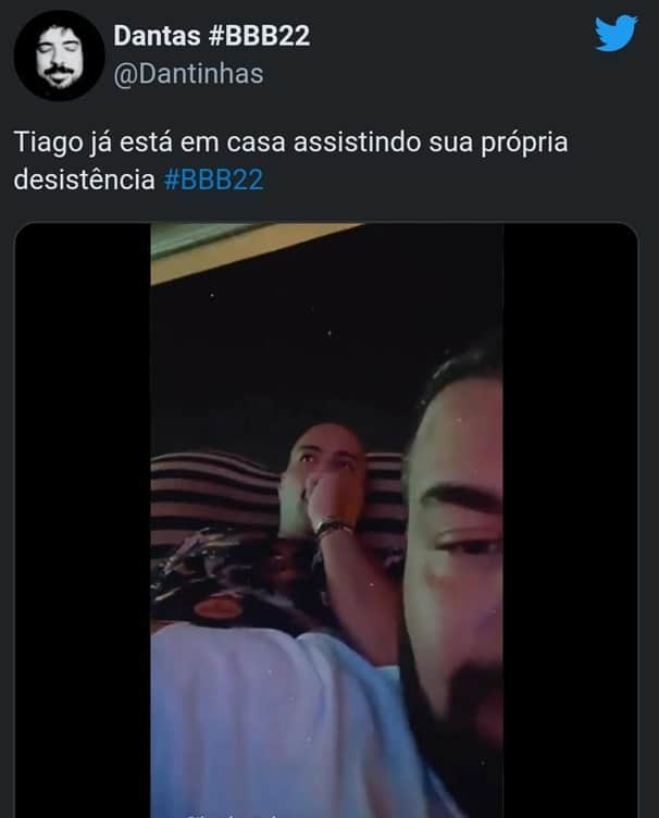 Marido de Tiago Abravanel mostra o ex-BBB chupando o dedo e deitado em casa assistindo ao reality (Reprodução/ Twitter) Marido de Tiago Abravanel mostra o ex-BBB chupando o dedo e deitado em casa assistindo ao reality (Reprodução/ Twitter)