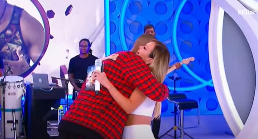 Eliana dá abraço e beija Léo Santana, em seu programa Eliana dá abraço e beija Léo Santana, em seu programa