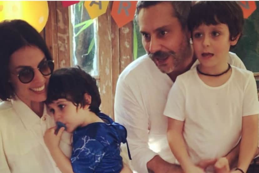 Alexandre Nero e Karen Brustolin com os dois filhos do casal- Foto: Reprodução Alexandre Nero e Karen Brustolin com os dois filhos do casal- Foto: Reprodução