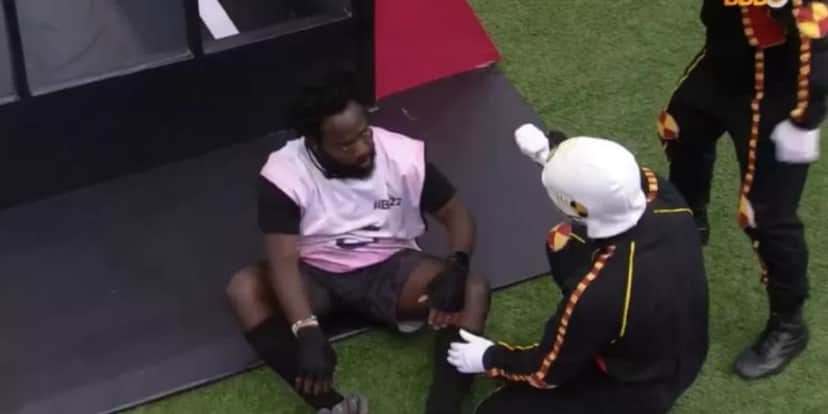 BBB22: Douglas Silva passa mal, abandona jogo às pressas e é socorrido pela Globo: "Isso nunca aconteceu" BBB22: Douglas Silva passa mal, abandona jogo às pressas e é socorrido pela Globo: "Isso nunca aconteceu"