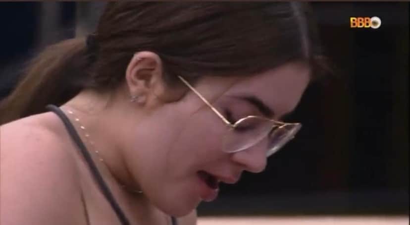 BBB22: Jade Picon descobre que cortar cebola pode fazer chorar (Foto: Reprodução) BBB22: Jade Picon descobre que cortar cebola pode fazer chorar (Foto: Reprodução)