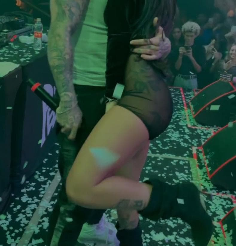 Fãs flagram em vídeo o momento que MC Mirella aparece agarrada em show com MC Pedrinho Fãs flagram em vídeo o momento que MC Mirella aparece agarrada em show com MC Pedrinho
