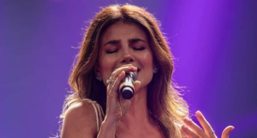 Paula Fernandes relembra sucessos Paula Fernandes relembra sucessos