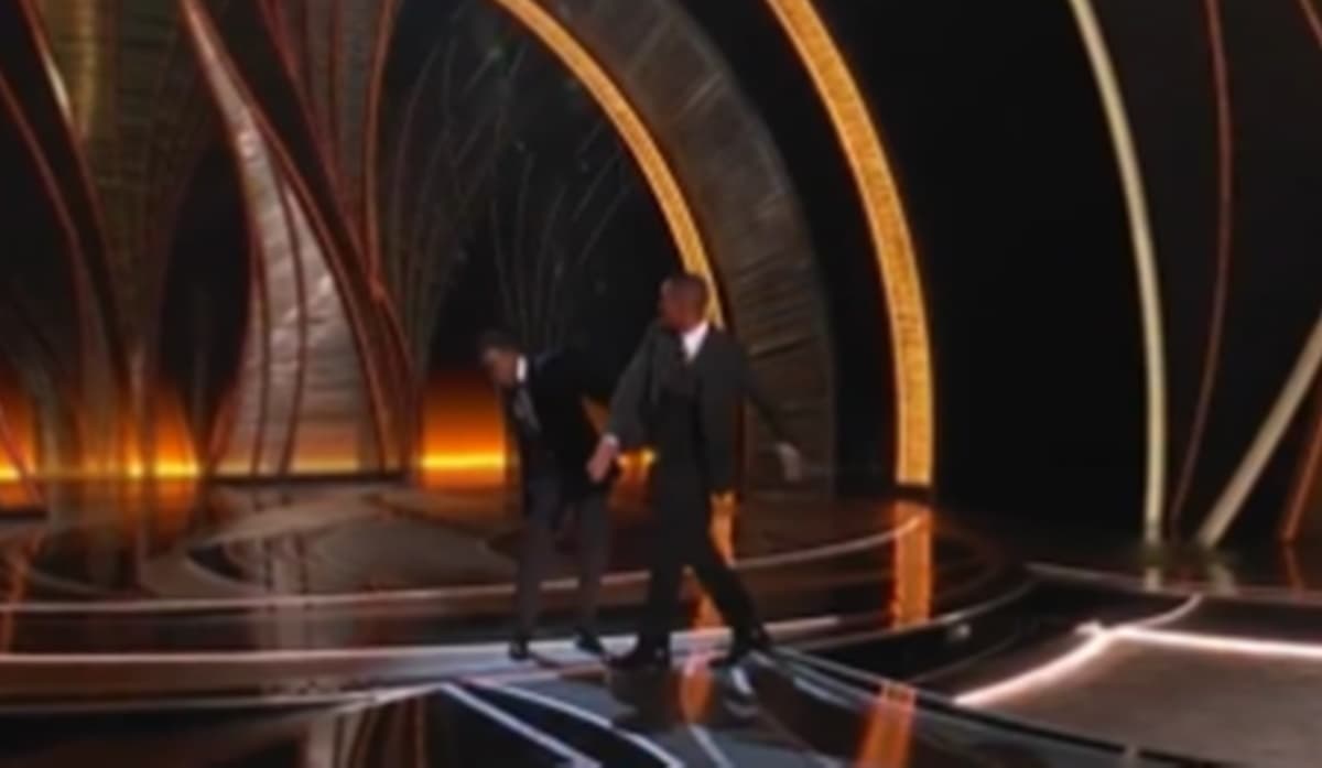 Will Smth dá soco de direita na boca de Chris Rock após brincadeira de mal gosto Will Smth dá soco de direita na boca de Chris Rock após brincadeira de mal gosto