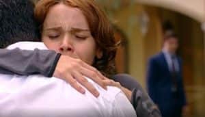 Mel se consolará com Léo e Lucas verá tudo em 'O Clone' (Foto: Reprodução / Globo) Mel se consolará com Léo e Lucas verá tudo em 'O Clone' (Foto: Reprodução / Globo)