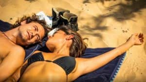 Jove (Jesuita Barbosa) beija Guta (Julia Dalavia) na novela 'Pantanal': nus com a mão no bolso (Foto: Reprodução / Globo) Jove (Jesuita Barbosa) beija Guta (Julia Dalavia) na novela 'Pantanal': nus com a mão no bolso (Foto: Reprodução / Globo)