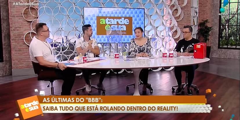 Sonia Abrão ao lado de parte do seu time no A Tarde É Sua - Foto: Reprodução Sonia Abrão ao lado de parte do seu time no A Tarde É Sua - Foto: Reprodução