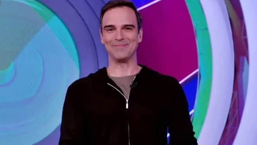 Tadeu Schmidt demonstra torcida por Pedro Scooby em discurso de eliminação Tadeu Schmidt demonstra torcida por Pedro Scooby em discurso de eliminação