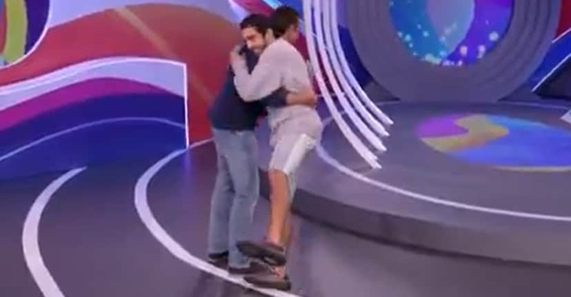 Scooby quebra protocolo e chega dando abraço afetuoso em Tadeu Schmidt Scooby quebra protocolo e chega dando abraço afetuoso em Tadeu Schmidt